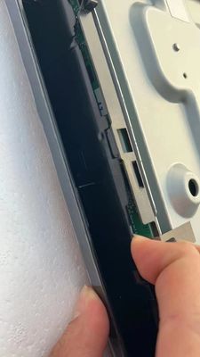 Un buen precio. Panel de TV LCD de 43 pulgadas con resolución UHD de 3840*2160 píxeles, 1.07B de color y conector de 51 pines en línea